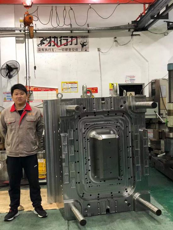 전기 계량기 상자, 이 큰 도구는 설날 전에 고객에게 들어올려야 합니다. 기대해보자